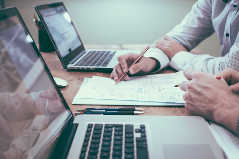 Profissionais analisando registros e planejando acompanhamento