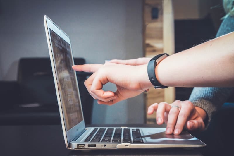 Colaboração em notebook para priorizar decisões pedagógicas